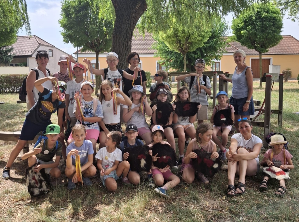 Kinder besuchen Pulkautaler Biennale 2026 in Hadres, Co. Stadtbücherei Znaim