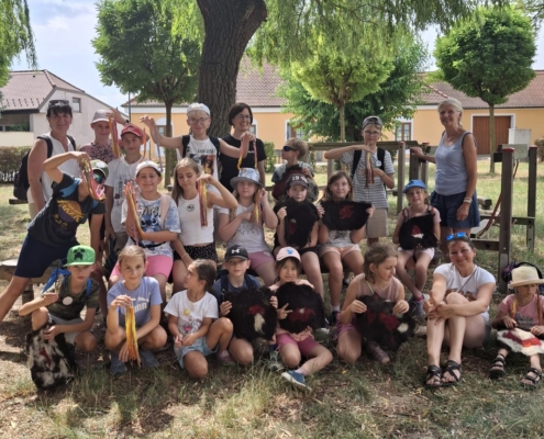 Kinder besuchen Pulkautaler Biennale 2026 in Hadres, Co. Stadtbücherei Znaim